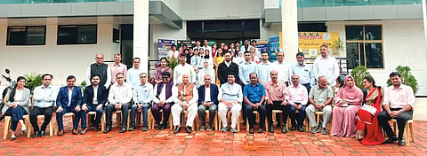 doctors society ಹುಬ್ಬಳ್ಳಿಯ ಸನಾ ಗ್ರೂಪ್​ ಆಫ್​ ಇನ್​ಸ್ಟಿಟ್ಯೂಷನ್ಸ್​ ವತಿಯಿಂದ ಏರ್ಪಡಿಸಿದ್ದ ವೈದ್ಯರ ದಿನಾಚರಣೆ ಸಮಾರಂಭದಲ್ಲಿ ವೈದ್ಯರನ್ನು ಸನ್ಮಾನಿಸಲಾಯಿತು. ಸಂಸ್ಥೆಯ ಅಧ್ಯಕ್ಷ ಮೊಹಮ್ಮದ ಹುಸೇನ್​ ಮಳಗಿ, ಡಾ. ಕೆ.ಎಫ್​. ಕಮ್ಮಾರ, ಅಶ್ರಅಲಿ ಬಶೀರ್​ ಅಹ್ಮದ, ಮೊಹಮ್ಮದ ಅಯೂಬ ಸವಣೂರ ಇತರರು ಇದ್ದರು.