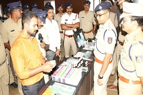 ಡಿಎಆರ್ ಸಭಾಂಗಣದಲ್ಲಿ ವಿಧಿ ವಿಜ್ಞಾನ ಪ್ರಯೋಗಾಲಯದ ಸಂಪೂರ್ಣ ಮಾಹಿತಿವುಳ್ಳ ಪ್ರಾತ್ಯಕ್ಷಿಕೆಯನ್ನು ಎಸ್‌ಪಿ ಬಿ.ನಿಖಿಲ್ ಪರಿಶೀಲಿಸಿದರು. ಎಎಸ್‌ಪಿ ಎ.ಜಿ.ಕಾರಿಯಪ್ಪ, ಸಂಚಾರ ಠಾಣೆ ಇನ್‌ಸ್ಪೆಕ್ಟರ್ ಟಿ.ವಿ.ದೇವರಾಜ್ ಇದ್ದರು.