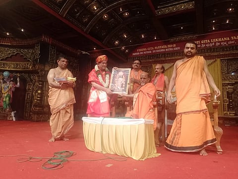 ಉಡುಪಿಯ ರಾಜಾಂಗಣದಲ್ಲಿ ಸಂತ ಸಂದೇಶ ನೀಡಿದ ಬೈಲೂರಿನ ರಾಮಕೃಷ್ಣ ಆಶ್ರಮದ ಸ್ವಾಮಿ ವಿನಾಯಕಾನಂದಾಜೀ ಮಹಾರಾಜ್​ಗೆ ಸುಗುಣೇಂದ್ರ ಶ್ರೀಗಳು 'ಶ್ರೀಕೃಷ್ಣ ಗೀತಾನುಗ್ರಹ' ಪ್ರಶಸ್ತಿ ನೀಡಿದರು. ಸುಶ್ರೀಂದ್ರ ಶ್ರೀ ಇದ್ದರು.