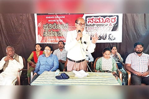 ಕೆಪಿಎಸ್ ಮ್ಯಾಗ್ನೆಟ್ ಯೋಜನೆ ವಿರೋಧಿಸಿ ಸಂಡೂರಿನ ವಿರಕ್ತಮಠದಲ್ಲಿ ಎಐಡಿಎಸ್‌ಒದಿಂದ ಆಯೋಜಿಸಿದ್ದ ತಾಲೂಕು ಮಟ್ಟದ ಪ್ರತಿಭಟನಾ ಸಮಾವೇಶದಲ್ಲಿ ಜನ ಸಂಗ್ರಾಮ ಪರಿಷತ್ತಿನ ರಾಜ್ಯ ಅಧ್ಯಕ್ಷ ಟಿ.ಎಂ.ಶಿವಕುಮಾರ್ ಎಐಡಿಎಸ್‌ಒ ರಾಜ್ಯ ಉಪಾಧ್ಯಕ್ಷೆ ಚಂದ್ರಕಲಾ, ಪ್ರಮುಖರಾದ ಡಾ.ಪ್ರಮೋದ್, ಗೋವಿಂದ ಮುಂತಾದವರಿದ್ದರು.