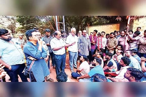 ಸಂಡೂರು ತಾಲೂಕಿನ ಎನ್‌ಎಂಡಿಸಿ ಪೆಲೆಟ್ ಪ್ಲಾಂಟ್ ಎದುರು ಎಐಯುಟಿಯುಸಿ ಸಂಯೋಜಿತ ಸಂಯುಕ್ತ ಗಣಿ ಕಾರ್ಮಿಕ ಸಂಘದಿಂದ ಪ್ರತಿಭಟನೆ ನಡೆಸಲಾಯಿತು. ಸಂಯುಕ್ತ ಗಣಿ ಕಾರ್ಮಿಕ ಸಂಘದ ಕಾರ್ಯಾಧ್ಯಕ್ಷ ಎ.ದೇವದಾಸ್, ಅಧ್ಯಕ್ಷ ಕೆ.ಸೋಮಶೇಖರ್, ಕಾರ್ಯದರ್ಶಿ ಡಾ.ಪ್ರಮೋದ್ ಇತರರಿದ್ದರು.
