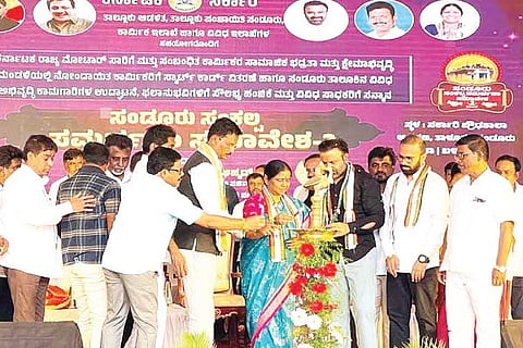 ಸಂಡೂರು ತಾಲೂಕು ತಾಳೂರು ಗ್ರಾಮದಲ್ಲಿ ಸಂಡೂರು ಸಂಕಲ್ಪ ಸಮರ್ಪಣಾ ಸಮಾವೇಶ-2 ಕಾರ್ಯಕ್ರಮವನ್ನು ಶಾಸಕಿ ಅನ್ನಪೂರ್ಣ ತುಕಾರಾಮ್ ಉದ್ಘಾಟಿಸಿದರು. ಸಚಿವ ಸಂತೋಷ್ ಲಾಡ್, ಸಂಸದ ಈ.ತುಕಾರಾಮ್, ಪ್ರಾದೇಶಿಕ ಉಪ ಕಾರ್ಮಿಕ ಆಯುಕ್ತ ಡಾ.ವೆಂಕಟೇಶ್ ಅ.ಶಿಂಧಿಹಟ್ಟಿ ಇತರರಿದ್ದರು.
