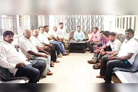ಸಂಡೂರಿನಲ್ಲಿ ಕರ್ನಾಟಕ ಆದಿಜಾಂಬವ ಮಹಾಸಭಾ ಪದಾಧಿಕಾರಿಗಳ ಸಭೆ ನಡೆಯಿತು. ತಾಲೂಕು ಅಧ್ಯಕ್ಷ ನಿಂಗಪ್ಪ ಐಹೊಳೆ, ಅಂಬೇಡ್ಕರ್ ಸಂಘದ ಅಧ್ಯಕ್ಷ ಎಂ.ಶಿವಲಿಂಗಪ್ಪ, ಡಿಎಸ್‌ಎಸ್ ಮಾಜಿ ಸಂಚಾಲಕ ರಾಮಕೃಷ್ಣ ಹೆಗಡೆ, ಪ್ರಮುಖರಾದ ವೈಟಿಜಿ ಮಲಿಯಪ್ಪ, ಕುಮಾರ್, ಮಲ್ಲೇಶ್ ಕಮ್ಮತ್ತೂರು ಇತರರಿದ್ದರು.