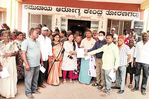ತೋರಣಗಲ್‌ನ ಸಮುದಾಯ ಆರೋಗ್ಯ ಕೇಂದ್ರವನ್ನು ಮೇಲ್ದರ್ಜೆಗೇರಿಸಿ ಮೂಲ ಸೌಕರ್ಯ ಕಲ್ಪಿಸುವಂತೆ ಒತ್ತಾಯಿಸಿ ವಿವಿಧ ಸಂಘಟನೆ ಸದಸ್ಯರು ಜಿಲ್ಲಾ ವೈದ್ಯಾಧಿಕಾರಿ ಸುನಿತಾಗೆ ಮನವಿ ಸಲ್ಲಿಸಿದರು. ಡಿವೈಎಫ್‌ಐ ಜಿಲ್ಲಾ ಕಾರ್ಯದರ್ಶಿ ಎಚ್.ಸ್ವಾಮಿ, ಕಟ್ಟಡ ಕಾರ್ಮಿಕರ ಸಂಘದ ಜಿಲ್ಲಾ ಸಂಚಾಲಕ ವಿ.ದೇವಣ್ಣ, ಹಾಲೇಶ, ಕೆ.ಸಿದ್ದಪ್ಪ, ಮಲ್ಲಯ್ಯ, ಮಾಲನ್ ಬೀ, ಹೊನ್ನೂರಮ್ಮ, ಉಪ್ಪಾರ್ ಹುಲಿಗಮ್ಮ ಇತರರಿದ್ದರು.