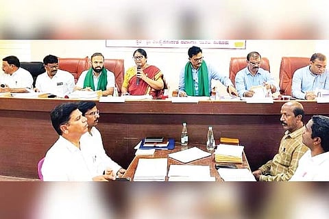 ಸಂಡೂರಿನ ತಾಪಂದಲ್ಲಿ ಶಾಸಕಿ ಅನ್ನಪೂರ್ಣ ತುಕಾರಾಮ್ ಅಧ್ಯಕ್ಷತೆಯಲ್ಲಿ ತ್ರೈಮಾಸಿಕ ಪ್ರಗತಿ ಪರಿಶೀಲನಾ ಸಭೆ ನಡೆಯಿತು. ಸಂಸದ ಈ.ತುಕಾರಾಮ್, ವಾಡಾ ಅಧ್ಯಕ್ಷ ಅಕ್ಷಯಲಾಡ್, ಜಿಪಂ ಉಪಕಾರ್ಯದರ್ಶಿ ಶಶಿಕಾಂತ ಶಿವಪುರೆ, ತಾಲೂಕು ಗ್ಯಾರಂಟಿ ಸಮಿತಿ ಅಧ್ಯಕ್ಷ ಎಸ್.ನೂರುದ್ದೀನ್, ತಹಸೀಲ್ದಾರ್ ಅನಿಲ್ ಕುಮಾರ್, ತಾಪಂ ಇಒ ಮಡಗಿನ ಬಸಪ್ಪ ಇದ್ದರು.