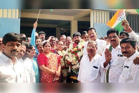 ಸಂಡೂರು ತಾಲೂಕು ಕುರೇಕುಪ್ಪ ಪುರಸಭೆಗೆ ಸೂರ್ಯನಾರಾಯಣ ಅಧ್ಯಕ್ಷ, ಡಿ.ರೇಖಾ ಉಪಾಧ್ಯಕ್ಷರಾಗಿ ಅವಿರೋಧ ಆಯ್ಕೆಯಾದರು. ಸಂಸದ ಈ.ತುಕಾರಾಮ್, ಶಾಸಕಿ ಅನ್ನಪೂರ್ಣ ತುಕಾರಾಮ್, ಬ್ಲಾಕ್ ಕಾಂಗ್ರೆಸ್ ಅಧ್ಯಕ್ಷ ಜಿ.ಏಕಾಂಭ್ರಪ್ಪ ಇತರರಿದ್ದರು.