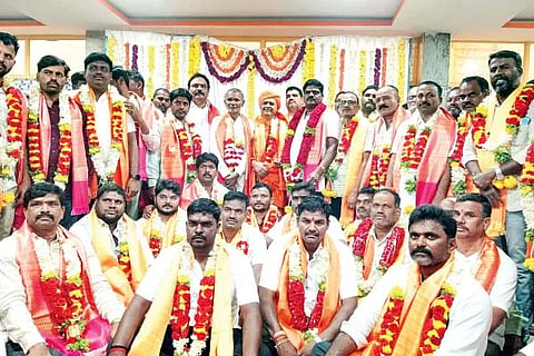 ಪದಾಧಿಕಾರಿಗಳೊಂದಿಗೆ ಪ್ರಭುಸ್ವಾಮೀಜಿ, ಬಳ್ಳಾರಿ ಜಿಲ್ಲಾಧ್ಯಕ್ಷ ವೆಂಕಟರಾವ್ ನಾಣಿ, ಕೊಪ್ಪಳ ಜಿಲ್ಲಾಧ್ಯಕ್ಷ ಅಬ್ದುಲ್ ವಾಹೀದ್, ವಿಜಯನಗರ ಜಿಲ್ಲಾಧ್ಯಕ್ಷ ಪಂಪಾಪತಿ, ಹೊಸಪೇಟೆ ಜಿಲ್ಲಾಧ್ಯಕ್ಷ ಸದಾಶಿವ ಇದ್ದಾರೆ. 