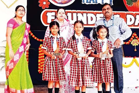 ಸಂಡೂರಿನ ಎಸ್‌ಆರ್‌ಎಸ್ ಸಹ ವಸತಿ ಶಾಲೆಯಲ್ಲಿ ಸಂಸ್ಥಾಪಕರ ದಿನಾಚರಣೆ ಕಾರ್ಯಕ್ರಮದಲ್ಲಿ ವಿದ್ಯಾರ್ಥಿಗಳಿಗೆ ರಾಜವಂಶಸ್ಥೆ ಸೂರ್ಯಪ್ರಭಾ ಅಜಯ್ ರಾಜೆ ಘೋರ್ಪಡೆ ಬಹುಮಾನ ವಿತರಿಸಿದರು. ಶಿವಪುರ ಶಿಕ್ಷಣ ಸಮಿತಿ ಕಾರ್ಯದರ್ಶಿ ಆಶಿಯಾಬಾನು,  ಪ್ರಾಚಾರ್ಯ ಮುರಳಿಕೃಷ್ಣ ಇದ್ದರು.
