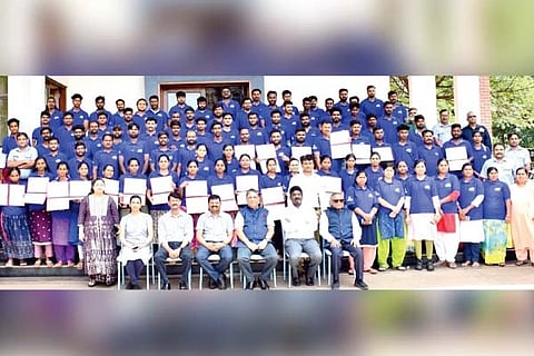 ಜೆಎಸ್‌ಡಬ್ಲುೃ ಫೌಂಡೇಷನ್‌ನಿಂದ ಆಯೋಜಿಸಿದ್ದ ಶಿಬಿರದಲ್ಲಿ ಚಾಲನಾ ತರಬೇತಿ ಪಡೆದವರಿಗೆ ಸಂಡೂರು ತಾಲೂಕಿನ ತೋರಣಗಲ್‌ನ ಜೆಎಸ್‌ಡಬ್ಲುೃ ಸಭಾಂಗಣದಲ್ಲಿ ಚಾಲನಾ ಪರವಾನಗಿ ನೀಡಲಾಯಿತು. ಜೆಎಸ್‌ಡಬ್ಲುೃ ಫೌಂಡೇಷನ್ ದಕ್ಷಿಣ ವಲಯ ಮುಖ್ಯಸ್ಥ ಪೆದ್ದಣ್ಣ ಬೀಡಲಾ, ಜೆಎಸ್‌ಡಬ್ಲುೃ ಎನರ್ಜಿ ಲಿ.ನ ಶ್ರೀಕಾಂತ್ ಹೆಗಡೆ, ಜೆಎಸ್‌ಡಬ್ಲುೃ ಫೌಂಡೇಷನ್‌ನ ಶ್ರೇಷ್ಠಾ ಭಟ್ಟಾಚಾರ್ಜಿ ಇದ್ದರು.