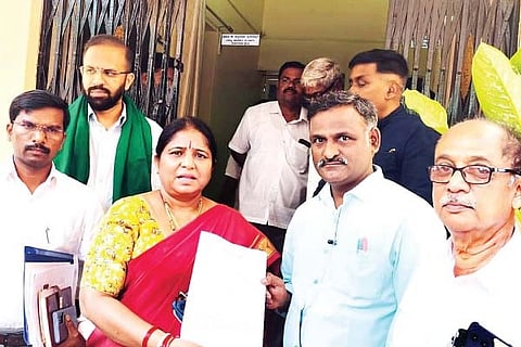 ಅರಣ್ಯ ಇಲಾಖೆ ತನಿಖಾ ಠಾಣೆ ಆರಂಭಿಸುವಂತೆ ಆಗ್ರಹಿಸಿ ಸಂಡೂರಿನಲ್ಲಿ ಶಾಸಕಿ ಅನ್ನಪೂರ್ಣ ತುಕಾರಾಮ್‌ಗೆ ಜನಸಂಗ್ರಾಮ ಪರಿಷತ್ತಿನಿಂದ ಮನವಿ ಸಲ್ಲಿಸಲಾಯಿತು. ಉಪಾಧ್ಯಕ್ಷ ಟಿ.ಎಂ.ಶಿವಕುಮಾರ್, ಪ್ರಮುಖರಾದ ಎ.ಜಿ. ಶ್ರೀಶೈಲ, ಮೂಲೆಮನೆ ಈರಣ್ಣ ಇದ್ದರು.