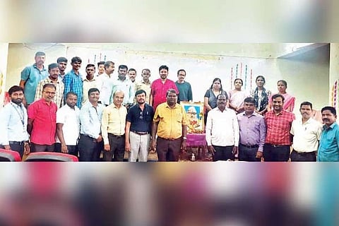 ನಂದಿಹಳ್ಳಿಯ ಸ್ನಾತಕೋತ್ತರ ಕೇಂದ್ರದಲ್ಲಿ ಬಾಬೂಜಿ ಪುಣ್ಯಸ್ಮರಣೆ ಕಾರ್ಯಕ್ರಮದಲ್ಲಿ ನಿರ್ದೇಶಕ ಪ್ರೊ. ಎಚ್. ತಿಪ್ಪೇಸ್ವಾಮಿ, ಉಪನ್ಯಾಸಕರಾದ ಡಾ. ನರಸಿಂಹ ಮೂರ್ತಿ, ಡಾ. ಕೆ. ಜಿ. ಸುಮಾ, ಎಸ್. ಎಂ. ಶಶಿಧರ ಇದ್ದರು.
