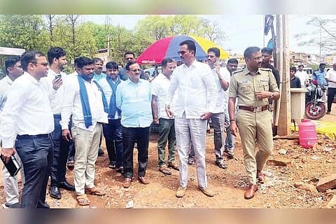 ಸಂಡೂರಿನ ಪೊಲೀಸ್ ಠಾಣೆ ಮುಂಭಾಗದಲ್ಲಿ ಅಂಬೇಡ್ಕರ್ ವೃತ್ತಕ್ಕಾಗಿ ಸ್ಥಳವನ್ನು ಸಂಸದ ಈ.ತುಕಾರಾಮ್ ಪರಿಶೀಲಿಸಿದರು. ತಹಸೀಲ್ದಾರ್ ಅನಿಲ್ ಕುಮಾರ್, ತಾಪಂ ಇಒ ಮಡಗಿನ ಬಸಪ್ಪ, ಸಿಪಿಐ ಮಹೇಶ್ ಗೌಡ ಇತರರಿದ್ದರು.