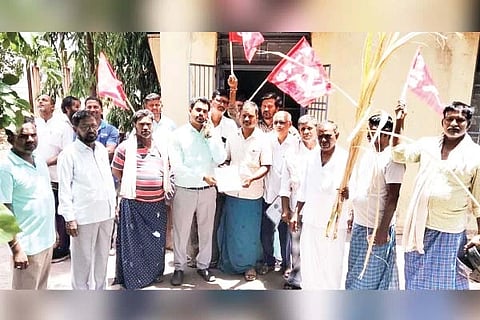 ಸಂಡೂರು ತಾಲೂಕು ತೋರಣಗಲ್ ಹೋಬಳಿಯ ಜೆಸ್ಕಾಂ ಕಚೇರಿಯ ಸೆಕ್ಷನ್ ಅಧಿಕಾರಿ ಸಾಯಿಪ್ರಸಾದ್‌ಗೆ ಕರ್ನಾಟಕ ಪ್ರಾಂತ ರೈತಸಂಘದಿಂದ ಮನವಿ ಸಲ್ಲಿಸಲಾಯಿತು. ಜಿಲ್ಲಾ ಉಪಾಧ್ಯಕ್ಷ ಜೆ.ಎಂ.ಚನ್ನಬಸಯ್ಯ, ತಾಲೂಕು ಅಧ್ಯಕ್ಷ ಜಿ.ಪಂಪನಗೌಡ, ಎನ್.ಶಂಕಣ್ಣ, ಪ್ರಮುಖರಾದ ಆರ್.ಮಂಜುನಾಥ, ಯು.ಅಂಜಿನಿ, ಸೂರ್ಯರೆಡ್ಡಿ, ಹಳ್ಳದರಾಯ, ಕೆ.ರುದ್ರಗೌಡ ಇತರರಿದ್ದರು.