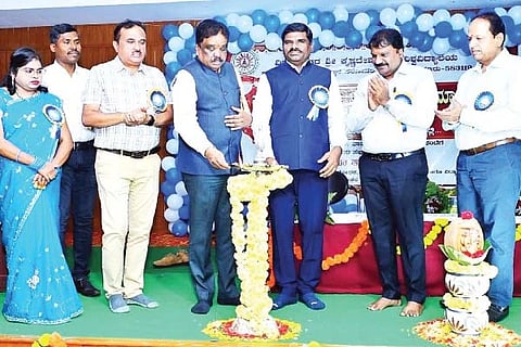 ನಂದಿಹಳ್ಳಿ ಸ್ನಾತಕೋತ್ತರ ಕೇಂದ್ರದಲ್ಲಿ ಆಯೋಜಿಸಿದ್ದ ಸ್ನೇಹ ಸಮಾಗಮ ಸುವರ್ಣ ಮಹೋತ್ಸವದ ಹೊಸ್ತಿಲಲ್ಲಿ ಕಾರ್ಯಕ್ರಮವನ್ನು ರಾಯಚೂರು ವಿವಿ ಕುಲಸಚಿವ ಡಾ.ಎ.ಚನ್ನಪ್ಪ ನಂದಿಹಳ್ಳಿ ಉದ್ಘಾಟಿಸಿದರು. ವಿಎಸ್‌ಕೆ ವಿವಿ ಕುಲಪತಿ ಪ್ರೊ.ಎಂ.ಮುನಿರಾಜು, ನಂದಿಹಳ್ಳಿ ಸ್ನಾತಕೋತ್ತರ ಕೇಂದ್ರದ ನಿರ್ದೇಶಕ ಡಾ.ಬಿ.ರವಿ ಇತರರಿದ್ದರು.
