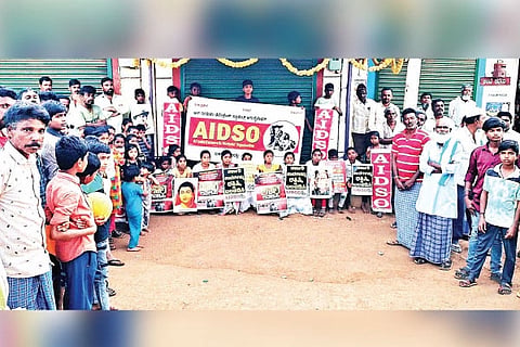 ಸಂಡೂರು ತಾಲೂಕು ದೌಲತ್‌ಪುರ ಗ್ರಾಮದಲ್ಲಿ ಎಐಡಿಎಸ್‌ಒ ಸಂಘಟನೆ ನೇತೃತ್ವದಲ್ಲಿ ವಿದ್ಯಾರ್ಥಿಗಳು ಹಾಗೂ ಪಾಲಕರು ಪ್ರತಿಭಟನೆ ನಡೆಸಿದರು. ಎಐಡಿಎಸ್‌ಒ ಗ್ರಾಮ ಘಟಕದ ಅಧ್ಯಕ್ಷ ಮಲ್ಲಿಕಾರ್ಜುನ್, ಸದಸ್ಯರಾದ ತಿಪ್ಪೇಸ್ವಾಮಿ, ಕಾರ್ಯದರ್ಶಿ ಕಲೀಲ್, ಮಾಬುಸಾಬ್, ಕರಿಬಸಪ್ಪ, ಬಸವರಾಜ್ ಗ್ರಾಮಸ್ಥರಿದ್ದರು.