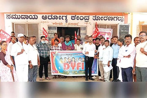 ತೋರಣಗಲ್ ಸರ್ಕಾರಿ ಆಸ್ಪತ್ರೆ ಮುಂದೆ ಡಿವೈಎಫ್‌ಐ ಸಂಘಟಕರು ಪ್ರತಿಭಟನೆ ನಡೆಸಿ ಪ್ರಭಾರ ಟಿಎಚ್‌ಒ  ಹರೀಶ್‌ಗೆ ಮನವಿ ಸಲ್ಲಿಸಿದರು. ದೇವದಾಸಿ ವಿಮೋಚನಾ ಸಂಘ ಜಿಲ್ಲಾ ಕಾರ್ಯದರ್ಶಿ ಎ.ಸ್ವಾಮಿ, ಸಿಡಬ್ಲುೃಎಫ್‌ಐ ಜಿಲ್ಲಾ ಉಪಾಧ್ಯಕ್ಷ ವಿ.ದೇವಣ್ಣ, ಡಿವೈಎಫ್‌ಐ ತಾಲೂಕು ಅಧ್ಯಕ್ಷ ಶರೀಫ್, ಕಾರ್ಯದರ್ಶಿ ನಾಗಭೂಷಣ, ಮುಖಂಡರಾದ ಲೋಕೇಶ್, ಅನಿಲ್, ಶಂಕ್ರಮ್ಮ, ಕಲಂದರ್ ಬಾಷಾ, ಹಾಲಸ್ವಾಮಿ, ಒ. ಅಂಬರೀಶ್, ಸಿದ್ದಪ್ಪ, ಎಚ್. ತಾಯಪ್ಪ, ಕೆ.ರಾಮಚಂದ್ರ ಇತರರಿದ್ದರು.