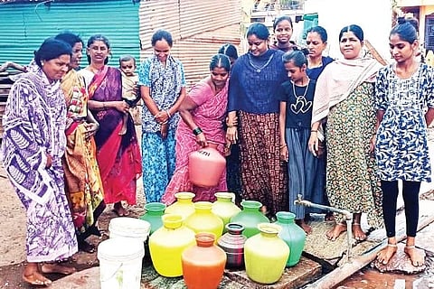 ಸಂಡೂರು ತಾಲೂಕಿನ ವಡ್ಡು ಗ್ರಾಪಂನ ಕೊಳಾಯಿ ಮುಂದೆ ನಿಂತಿರುವ ಮಹಿಳೆಯರು.