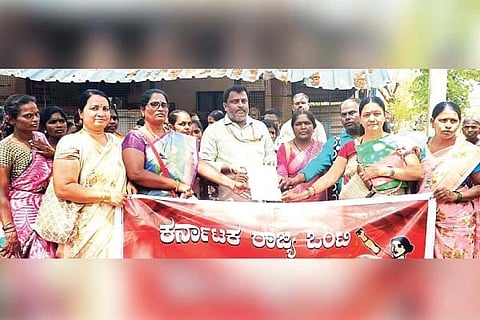   ವಿವಿಧ ಬೇಡಿಕೆಗಳ ಈಡೇರಿಕೆಗೆ ಒತ್ತಾಯಿಸಿ ರಾಜ್ಯ ಒಂಟಿ ಮಹಿಳೆಯರ ಸಂರಕ್ಷಣಾ ಸಂಘದ ತಾಲೂಕು ಘಟಕದಿಂದ ಸಂಡೂರಿನ ಸಿಡಿಪಿಒ ಕಚೇರಿ ಎಫ್‌ಡಿಎಗೆ ಮನವಿ ಸಲ್ಲಿಸಲಾಯಿತು. ತಾಲೂಕು ಅಧ್ಯಕ್ಷೆ ಸುನೀತಾ, ಕಾರ್ಯದರ್ಶಿ ತ್ರಿವೇಣಿ, ಸಂಚಾಲಕರಾದ ಬಿ.ಮಾಳಮ್ಮ, ಎಚ್.ದುರುಗಮ್ಮ, ಶಾರದಮ್ಮ, ಮಾರಮ್ಮ, ಹುಲಿಗೆಮ್ಮ, ಭಾರತಿ, ಏರಿಯಮ್ಮ, ಸರಸ್ವತಿ, ಪದ್ಮ, ದುರ್ಗಮ್ಮ, ಸುಮಾ, ಲಕ್ಷ್ಮೀ ಎ.ಸ್ವಾಮಿ ಇತರರಿದ್ದರು.
