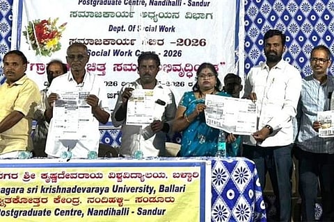 ಜಿಗೇನಹಳ್ಳಿಯಲ್ಲಿ ಹಮ್ಮಿಕೊಂಡ ಸಮಾಜ ಕಾರ್ಯ ಶಿಬಿರ ಸಮಾರೋಪದಲ್ಲಿ ಗ್ರಾಮದ ಸ್ಥಿತಿಗತಿ ವರದಿ ಮಂಡನೆ, ಹೊಸ ಪದವಿ ಕೋರ್ಸ್‌ಗಳ ಪ್ರವೇಶ ಪೋಸ್ಟರ್ ಬಿಡುಗಡೆ ಮಾಡಲಾಯಿತು. ಡಾ.ಕೆ.ಜಿ.ಸುಮಾ, ಉಪನ್ಯಾಸಕ ಜಿ.ಹನುಮಂತಪ್ಪ, ಗ್ರಾಮದ ಮುಖಂಡರಾದ ಪ್ರವೀಣ್ ಕುಮಾರ್, ಮಂಜುನಾಥ ಪಾಟೀಲ್ ಇತರರಿದ್ದರು.