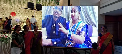ಹುಬ್ಬಳ್ಳಿಯಲ್ಲಿ ನಡೆಯುತ್ತಿದ್ದ ಆರತಕ್ಷತೆಗೆ (Reception) ಭುವನೇಶ್ವರದಿಂದ ವಿಡಿಯೋ ಕಾನ್ಪರೆನ್ಸ್ ಮೂಲಕ ಹಾಜರಾದ ನವ ದಂಪತಿ ಸಂಗಮ ದಾಸ್ ಮತ್ತು ಮೇಧಾ ಕ್ಷೀರಸಾಗರ.