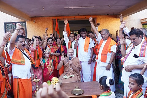 ಉಡುಪಿಯಲ್ಲಿ ಆಯೋಜಿಸಿದ್ದ ಹಿಂದೂ ಸಂಗಮ ಕಾರ್ಯಕ್ರಮದ ನಿಮಿತ್ತ ಒಳಕಾಡು ಸರಸ್ಪತಿ ಸಭಾಭವನದಲ್ಲಿ ಶೋಭಾಯಾತ್ರೆಗೆ ಚಾಲನೆ ನೀಡಿದ ಈಶಪ್ರಿಯ ಸ್ವಾಮೀಜಿ ಆಶೀರ್ವಚನ ನೀಡಿದರು. ಮೋಹನಕುಮಾರ್​ ಕೆ., ಅಜಿತ್​ ಕುಡ್ವ, ವೀಣಾ ಶೆಟ್ಟಿ, ರಜಿನಿ ಹೆಬ್ಬಾರ್​, ಮಂಜುನಾಥ್​ ಹೆಬ್ಬಾರ್​, ಶೈಲೇಶ್​ ಇತರರಿದ್ದರು.