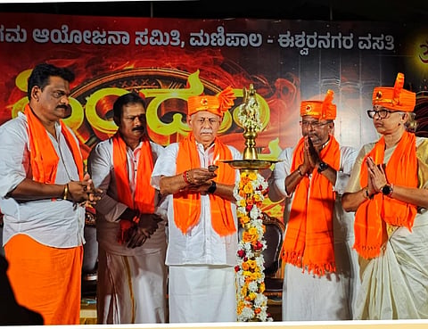 ಮಣಿಪಾಲದಲ್ಲಿ ಆಯೋಜಿಸಿದ್ದ ಹಿಂದೂ ಸಂಗಮ ಕಾರ್ಯಕ್ರಮವನ್ನು ಪಿ.ಜಿ. ಪಂಡಿತ್​ ಉದ್ಘಾಟಿಸಿದರು. ಪ್ರಕಾಶ್​ ಮಲ್ಪೆ, ಸುಮತಾ ನಾಯಕ್​, ಉಮೇಶ್​ ಸಾಲಿಯಾನ್​, ಸುರೇಶ್​ ಆಚಾರ್ಯ, ಅಮ್ಮುಂಜೆ ನಾಯಕ್​ ಇದ್ದರು.