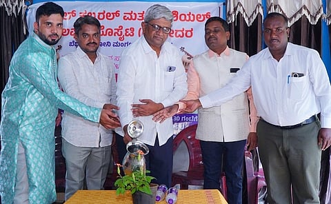 ಬೀದರ್‍ನಲ್ಲಿ ನಡೆದ ಸಂಗೀತ ಸೌರಭವನ್ನು ಕನ್ನಡ ಸಾಹಿತ್ಯ ಪರಿಷತ್ ಜಿಲ್ಲಾ ಘಟಕದ ಮಾಜಿ ಅಧ್ಯಕ್ಷ ಪ್ರೊ. ಸಿದ್ರಾಮಪ್ಪ ಮಾಸಿಮಾಡೆ ಉದ್ಘಾಟಿಸಿದರು.