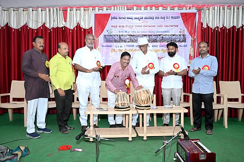 ಕಲಬುರಗಿಯಲ್ಲಿ ಗುರುವಾರ ಆಯೋಜಿಸಿದ್ದ ಜಾನಪದ ಮತ್ತು ಸಾಂಸ್ಕೃತಿಕ ಕಲರವ ಕಾರ್ಯಕ್ರಮವನ್ನು ಕಸಾಪ ಜಿಲ್ಲಾಧ್ಯಕ್ಷ ವಿಜಯಕುಮಾರ ತೇಗಲತಿಪ್ಪಿ ಉದ್ಘಾಟಿಸಿದರು. ಡಾ.ಹನುಮಂತರಾವ ದೊಡ್ಡಮನಿ, ಬಸವರಾಜ ತೋಟದ, ದೇವೀಂದ್ರಪ್ಪ ಕಪನೂರ, ಶರಣಪ್ಪ ಸಿಂಪಿ ಇತರರಿದ್ದರು.
