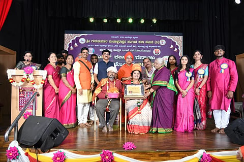 ಪಂಡಿತ್ ಶೇಷಾದ್ರಿ ಗವಾಯಿ ಸಂಗೀತೋತ್ಸವದಲ್ಲಿ ಗಾಯಕಿ ಸಂಗೀತಾ ಕಟ್ಟಿಯವರಿಗೆ ಪಂಚಾಕ್ಷರ ಕೃಪಾಭೂಷಣ ಪ್ರಶಸ್ತಿ ಪ್ರದಾನ ಮಾಡಲಾಯಿತು. ಶ್ರೀಕರುಣೇಶ್ವರ ಸ್ವಾಮೀಜಿ, ಪಂ.ಸತೀಶ್ ಹಂಪಿಹೊಳಿ, ಭಾರತಿದೇವಿ, ನಾಗೇಂದ್ರ ರಾಣಾಪೂರ್ ಮತ್ತಿತರರಿದ್ದರು. 