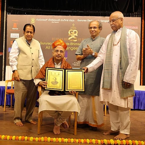 ರವೀಂದ್ರ ಕಲಾಕ್ಷೇತ್ರದಲ್ಲಿ ನಡೆದ ‘ಅಹೋರಾತ್ರಿ ಸಂಗೀತ ಮಹೋತ್ಸವ’ದಲ್ಲಿ ತಬಲಾ ವಾದಕ ಪಂಡಿತ್ ಯೋಗೇಶ್ ಸಂಸಿಯವರಿಗೆ ಗುರುಗಂಧರ್ವ ರಾಷ್ಟ್ರೀಯ ಪ್ರಶಸ್ತಿ ನೀಡಿ ಗೌರವಿಸಲಾಯಿತು. ಶತಾವಧಾನಿ ಡಾ.ಆರ್. ಗಣೇಶ್, ರಮಣಶ್ರೀ ಗ್ರೂಪ್ ಷಡಕ್ಷರಿ ಮತ್ತಿತರರಿದ್ದರು. 