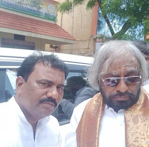 ಚಿಟಗುಪ್ಪ ತಾಲ್ಲೂಕಿನ ಚಾಂಗಲೇರಾ ಗ್ರಾಮದ ಓಣಿಯಲ್ಲಿ ಉದ್ಭವಿಸಿರುವ ಕುಡಿಯುವ ನೀರಿನ ಸಮಸ್ಯೆ ಬಗೆಹರಿಸಲು ಕ್ರಮ ಕೈಗೊಳ್ಳಬೇಕು ಎಂದು ಒತ್ತಾಯಿಸಿ ಇಂಡಿಯನ್ ಕ್ರಿಶ್ಚಿಯನ್ ವೆಲ್‍ಫೇರ್ ಅಸೋಸಿಯೇಷನ್ ರಾಜ್ಯ ಅಧ್ಯಕ್ಷ ಸಂಜಯ್ ಜಾಗೀರದಾರ್ ಅವರು ಬೀದರ್‍ನಲ್ಲಿ ಗ್ರಾಮೀಣಾಭಿವೃದ್ಧಿ ಮತ್ತು ಪಂಚಾಯತ್‍ರಾಜ್ ಖಾತೆ ಸಚಿವ ಈಶ್ವರ ಖಂಡ್ರೆ ಅವರಿಗೆ ಮನವಿ ಪತ್ರ ಸಲ್ಲಿಸಿದರು