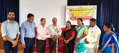 ಉಡುಪಿ ತೆಂಕನಿಡಿಯೂರು ಕಾಲೇಜಿನಲ್ಲಿ 'ಸ್ವಾಸ್ಥ್ಯ ಸಂಕಲ್ಪ' ಕಾರ್ಯಕ್ರಮವನ್ನು ಉದಯಕುಮಾರ್​ ಶೆಟ್ಟಿ ಉದ್ಘಾಟಿಸಿದರು. ಕೀರ್ತಿ ಎಸ್​., ನಿತ್ಯಾನಂದ್​ ವಿ. ಗಾಂವ್ಕರ್​, ಶ್ರೀಕೃಷ್ಣ, ಉಮಾ, ಡಾ. ರೋಷನ್​ ಶೆಟ್ಟಿ ಇದ್ದರು.