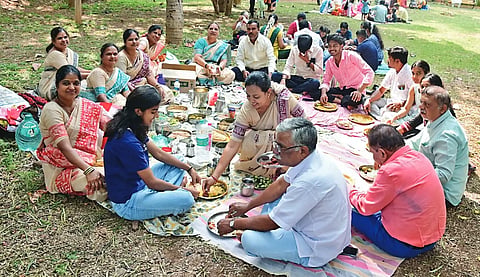 sankranti ಹುಬ್ಬಳ್ಳಿಯ ಉಣಕಲ್ಲ ಕೆರೆ ಉದ್ಯಾನದಲ್ಲಿ ಸಂಕ್ರಮಣ ಅಂಗವಾಗಿ ಕುಟುಂಬದವರು ಸಹ ಭೋಜನ ಸವಿದರು.