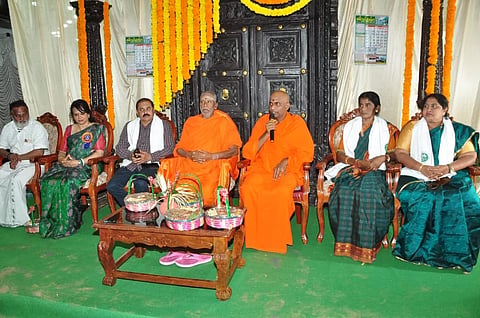 ಮಂಡ್ಯದಲ್ಲಿ ಆಯೋಜಿಸಿದ್ದ ಸಂಕ್ರಾಂತಿ ಸಂಭ್ರಮದಲ್ಲಿ  ಕೆಂಗೇರಿ ವಿಶ್ವ ಒಕ್ಕಲಿಗರ ಮಹಾಸಂಸ್ಥಾನ ಮಠದ ಪೀಠಾಧ್ಯಕ್ಷ ಡಾ.ನಿಶ್ಚಲಾನಂದನಾಥ ಸ್ವಾಮೀಜಿ ಮಾತನಾಡಿದರು.