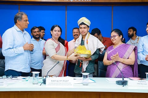 ಉಡುಪಿಯಲ್ಲಿ ನಡೆದ ಕಾರ್ಯಕ್ರಮದಲ್ಲಿ ಪ್ರಸ್ತುತ ಎಸ್​ಎಸ್​ಎಲ್​ಸಿಯಲ್ಲಿ ರಾಜ್ಯಕ್ಕೆ ಪ್ರಥಮ ರ್ಯಾಂಕ್​ ಗಳಿಸಿದ ವಿದ್ಯಾರ್ಥಿ ಪ್ರೀತಂ ಜಿ. ಪೂಜಾರಿ ಅವರನ್ನು ಲಕ್ಷ್ಮೀ ಹೆಬ್ಬಾಳ್ಕರ್​ ಸನ್ಮಾನಿಸಿದರು. ಸ್ವರೂಪಾ ಟಿ.ಕೆ., ಮಂಜುನಾಥ್​ ಭಂಡಾರಿ, ಪ್ರತೀಕ್​ ಬಾಯಲ್​ ಇತರರಿದ್ದರು.