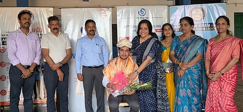 ರಾಜ್ಯಕ್ಕೆ ಪ್ರಥಮ ಸ್ಥಾನ ಗಳಿಸಿದ ವಿದ್ಯಾರ್ಥಿ ಪ್ರೀತಮ್​ ಜಿ. ಪೂಜಾರಿಯನ್ನು ಶಾಲೆಯಲ್ಲಿ ಸನ್ಮಾನಿಸಿ ಗೌರವಿಸಲಾಯಿತು. ಡಿಡಿಪಿಐ ಲೋಕೇಶ್​ ಸಿ., ಶಾಲೆಯ ಸಂಸ್ಥಾಪಕರು, ಶಿಕ್ಷಕರು ಹಾಗೂ ವಿದ್ಯಾರ್ಥಿಯ ತಾಯಿ ನಾಗರತ್ನಾ ಇದ್ದರು.