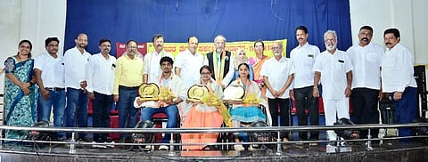 ವಿವಿಧ ಕ್ಷೇತ್ರಗಳ ಸಾಧಕರಿಗೆ ಸ್ವಾತಂತ್ರ್ಯೋತ್ಸವ ಸಮ್ಮಾನ ಮಾಡಲಾಯಿತು. ವಿನಯಕುಮಾರ್​ ಸೊರಕೆ, ಅಬ್ದುಲ್​ ಜಲೀಲ್​ ಸಾಹೇಬ್​, ಪಿ.ವಿ. ಮೋಹನ್​, ಡಾ.ವಾಸುದೇವ ಬೆಳ್ಳೆ, ಫಾತಿಮಾ ರಲಿಯಾ, ಉದ್ಯಾವರ ನಾಗೇಶಕುಮಾರ್​, ಗಿರೀಶ್​ ಗುಡ್ಡೆಯಂಗಡಿ, ಸುಹೇಲ್​ ರಹಮತುಲ್ಲ ಇತರರಿದ್ದರು.