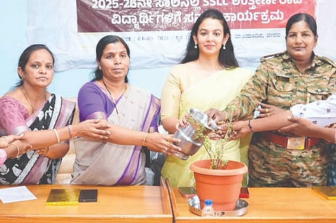 ಬೀದರ್​ನಲ್ಲಿ ಆಯೋಜಿಸಿದ್ದ ಸನ್ಮಾನ ಕಾರ್ಯಕ್ರಮವನ್ನು ಅಕ್ಕ ಪಡೆಯ ರಾಜ್ಯ ಸಂಯೋಜಕಿ ಶೈನಿ ಪ್ರದಿಪ್​ ಗುಂಟಿ ಉದ್ಘಾಟಿಸಿದರು. ಶಾರದಾ ಕಲ್ಮಲಕರ್​, ರೂಪಾ ಕೋಟೆಗೌಡರ್​ ಇದ್ದರು