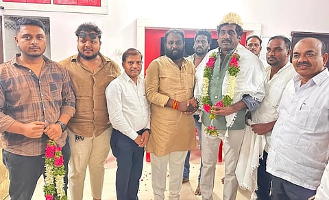 ಹಜ್ ಯಾತ್ರೆ ಕೈಗೊಳ್ಳಲಿರುವ ಪೌರಾಡಳಿತ ಹಾಗೂ ಹಜ್ ಸಚಿವ ರಹೀಂಖಾನ್ ಅವರನ್ನು ಕಾಂಗ್ರೆಸ್ ಕಿಸಾನ್ ವಿಭಾಗದ ರಾಷ್ಟ್ರೀಯ ಜಂಟಿ ಸಂಯೋಜಕ ಜಾನಸನ್ ಘೋಡೆ ಬೀದರ್‍ನಲ್ಲಿ ಸನ್ಮಾನಿಸಿದರು