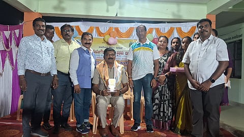 ಮಾಲಂಬಿ ವಾಲ್ಮೀಕಿ ವಸತಿ ಶಾಲೆಯಲ್ಲಿ ಪಡವಲಹಿಪ್ಪೆ ದೇವೇಗೌಡ ಪ್ರಥಮದರ್ಜೆ ಕಾಲೇಜಿನ ಸ್ನಾತಕೋತ್ತರ ಸಮಾಜ ಕಾರ್ಯ ವಿಭಾಗದ ವಿದ್ಯಾರ್ಥಿಗಳು ಹಮ್ಮಿಕೊಂಡಿರುವ ಸಮಾಜ ಸೇವಾ ಶಿಬಿರದಲ್ಲಿ ಪೊಲೀಸ್ ಠಾಣೆ ವೃತ್ತ ನಿರೀಕ್ಷಕ ಕೃಷ್ಣ ರಾಜ್ ಮಾತನಾಡಿದರು. ನಿವೃತ್ತ ಪ್ರಾಂಶುಪಾಲ ನಾರಾಯಣ ಪ್ರಾಧ್ಯಾಪಕ ಭುವನೇಂದ್ರ, ದೈಹಿಕ ಶಿಕ್ಷಣ ಶಿಕ್ಷಕ ಲಕ್ಷ್ಮೀಶ ಇದ್ದರು. 