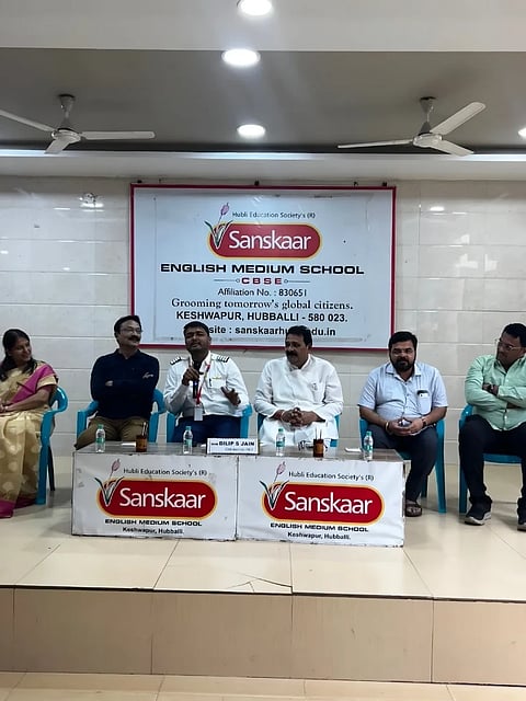 pilot speech ಹುಬ್ಬಳ್ಳಿಯ ಸಂಸ್ಕಾರ ಇಂಗ್ಲಿಷ ಮೀಡಿಯಂ ಸ್ಕೂಲ್​ನಲ್ಲಿ ಏರ್ಪಡಿಸಿದ್ದ ಉಪನ್ಯಾಸ ಕಾರ್ಯಕ್ರಮದಲ್ಲಿ ಪೈಲಟ್​ ದಿಲೀಪ ಜೈನ್​ ಮಾತನಾಡಿದರು. ಮಹೇಂದ್ರ ಸಿಂಘಿ, ಮಹಾವೀರ ಕುಂದೂರ್​, ಅನು ಮಸ್ಕರ, ಸುಧೀರ್​ ವೋರಾ, ಉಜ್ವಲ್​ ಸಿಂಘಿ ಉಪಸ್ಥಿತರಿದ್ದರು.