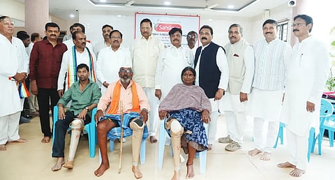 swabhiman divas ಹುಬ್ಬಳ್ಳಿಯಲ್ಲಿ ಏರ್ಪಡಿಸಿದ್ದ ಸ್ವಾಭಿಮಾನ ದಿನ ಆಚರಣೆಯಲ್ಲಿ ಅಂಗವಿಕಲರಿಗೆ ಕೃತಕ ಕಾಲು ವಿತರಿಸಲಾಯಿತು. ಗೃಹ ಸಚಿವ ಡಾ. ಜಿ. ಪರಮೇಶ್ವರ, ಸಚಿವ ಎಚ್​.ಸಿ. ಮಹದೇವಪ್ಪ, ಶಾಸಕರಾದ ಪ್ರಸಾದ ಅಬ್ಬಯ್ಯ, ಎಫ್.ಎಚ್​. ಜಕ್ಕಪ್ಪನವರ, ಫೆಡರೇಶನ್​ ಸಂಸ್ಥಾಪಕ ಅಧ್ಯಕ್ಷ ಮಹೇಂದ್ರ ಸಿಂಘಿ, ರಾಜಶೇಖರ ಮೆಣಸಿನಕಾಯಿ ಇತರರು ಇದ್ದರು.