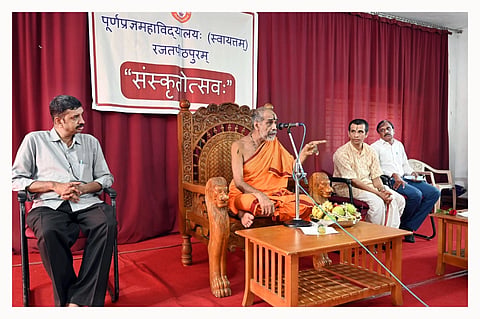 ಉಡುಪಿಯ ಪೂರ್ಣಪ್ರಜ್ಞ ಕಾಲೇಜಿನಲ್ಲಿ ಆಯೋಜಿಸಿದ್ದ ಸಂಸ್ಕೃತೋತ್ಸವದಲ್ಲಿ ವಿಶ್ವಪ್ರಿಯ ಶ್ರೀ ಆಶೀರ್ವಚನ ನೀಡಿದರು. ಡಾ.ರಾಮು ಎಲ್​., ಮುದರಂಗಡಿ ಶ್ರೀಶ ಭಟ್ಟ, ಡಾ. ಆನಂದ್​ ಆಚಾರ್ಯ ಇದ್ದರು.