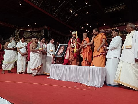 ಉಡುಪಿಯ ರಾಜಾಂಗಣದಲ್ಲಿ ಸಂತ ಸಂದೇಶ ನೀಡಿದ ಕಾಳಹಸ್ತೇಂದ್ರ ಸರಸ್ವತಿ ಸ್ವಾಮೀಜಿಗೆ ಸುಗುಣೇಂದ್ರ ಶ್ರೀಗಳು 'ಶ್ರೀಕೃಷ್ಣ ಗೀತಾನುಗ್ರಹ' ಪ್ರಶಸ್ತಿ ನೀಡಿದರು. ಸುಶ್ರೀಂದ್ರ ಶ್ರೀ, ಶ್ರೀಧರ ಆಚಾರ್ಯ, ಉಪೇಂದ್ರ ಆಚಾರ್ಯ ಇತರರಿದ್ದರು.