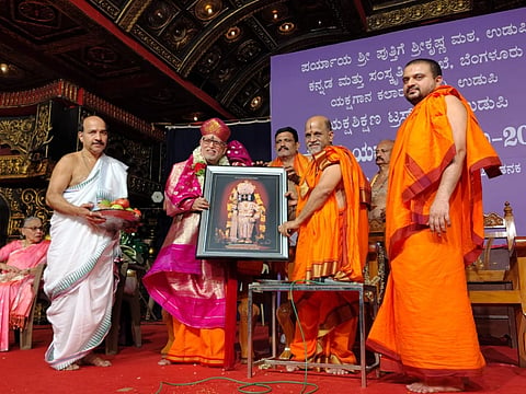 ಉಡುಪಿಯ ರಾಜಾಂಗಣದಲ್ಲಿ ಸಂತ ಸಂದೇಶ ನೀಡಿದ ಬನ್ನಂಜೆ ರಾಘವೇಂದ್ರ ತೀರ್ಥರಿಗೆ 'ಶ್ರೀಕೃಷ್ಣ ಗೀತಾನುಗ್ರಹ' ಪ್ರಶಸ್ತಿ ನೀಡಿದರು. ಸುಶ್ರೀಂದ್ರ ಶ್ರೀ, ಪ್ರಸನ್ನ ಆಚಾರ್ಯ ಇತರರಿದ್ದರು.