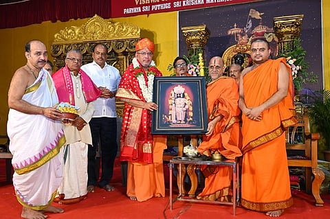 ಉಡುಪಿಯ ರಾಜಾಂಗಣದಲ್ಲಿ ಸಂತ ಸಂದೇಶ ನೀಡಿದ ಸಚ್ಚಿದಾನಂದ ಭಾರತೀ ಸ್ವಾಮೀಜಿಗೆ ಸುಗುಣೇಂದ್ರ ಶ್ರೀಗಳು 'ಶ್ರೀಕೃಷ್ಣಗೀತಾನುಗ್ರಹ' ಪ್ರಶಸ್ತಿ ನೀಡಿದರು. ಸುಶ್ರೀಂದ್ರ ಶ್ರೀ, ಪ್ರಸನ್ನ ಆಚಾರ್ಯ, ಹಿರಿಯ ಸಂಗೀತ ಗುರು ವಿದ್ವಾನ್​ ಮದ್ದೂರು ಬಾಲಸುಬ್ರಹ್ಮಣ್ಯಂ ಇತರರಿದ್ದರು.