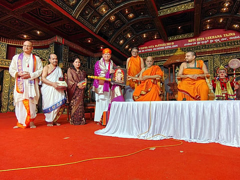 ಉಡುಪಿಯ ರಾಜಾಂಗಣದಲ್ಲಿ ಸಂತ ಸಂದೇಶ ನೀಡಿದ ಅತುಲ್​ ಕೃಷ್ಣ ಭಾರದ್ವಾಜ್​ಜೀ ಮಹಾರಾಜ್​ಗೆ ಸುಗುಣೇಂದ್ರ ಶ್ರೀಗಳು 'ಶ್ರೀಕೃಷ್ಣ ಗೀತಾನುಗ್ರಹ' ಪ್ರಶಸ್ತಿ ನೀಡಿದರು. ಸುಶ್ರೀಂದ್ರ ಶ್ರೀ, ತನ್ಮಯ್​ ಗೋಸ್ವಾಮಿ, ಪ್ರಸನ್ನ ಆಚಾರ್ಯ ಇತರರಿದ್ದರು.