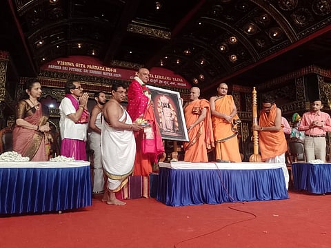ಉಡುಪಿ ಶ್ರೀಕೃಷ್ಣ ಮಠದ ರಾಜಾಂಗಣದಲ್ಲಿ ಗೀತಾ ಮಹೋತ್ಸವದಲ್ಲಿ ಸಂತ ಸಂದೇಶ ನೀಡಿದ ನಿರ್ಮಲಾನಂದನಾಥ ಶ್ರೀಗಳಿಗೆ ಸುಗುಣೇಂದ್ರ ಶ್ರೀಗಳು 'ಶ್ರೀಕೃಷ್ಣಗೀತಾನುಗ್ರಹ' ಪ್ರಶಸ್ತಿ ನೀಡಿದರು. ಸುಶ್ರೀಂದ್ರ ತೀರ್ಥ ಶ್ರೀಪಾದರು, ಬಿ. ಜಯಕರ್​ ಶೆಟ್ಟಿ ಇಂದ್ರಾಳಿ, ಹರಿಶ್ಚಂದ್ರ, ಡಾ. ವ್ಯಾಸರಾಜ ತಂತ್ರಿ, ಪ್ರದೀಪ್​ಕುಮಾರ್​, ರಾಧಾಕೃಷ್ಣ ಆಚಾರ್ಯ ಇತರರಿದ್ದರು.