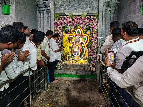ಮಂಡ್ಯ ತಾಲೂಕು ಸಂತೆಕಸಲಗೆರೆ ಗ್ರಾಮದ ಭೂಮಿ ಸಿದ್ದೇಶ್ವರಸ್ವಾಮಿ ದೇವಸ್ಥಾನದಲ್ಲಿ ಮಾಜಿ ಶಾಸಕ ರವೀಂದ್ರ ಶ್ರೀಕಂಠಯ್ಯ ಪೂಜೆ ಸಲ್ಲಿಸಿದರು.