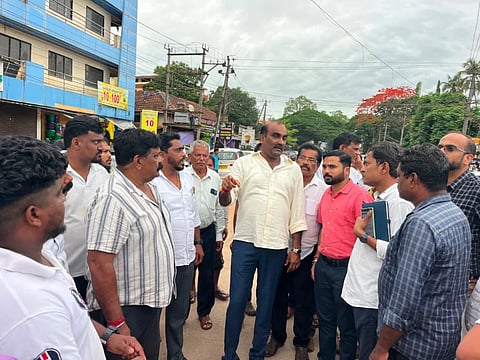 ಉಡುಪಿಯ ಸಂತೆಕಟ್ಟೆ ಹೆದ್ದಾರಿ ಬಳಿ ಅಂಡರ್​ಪಾಸ್​ ಕಾಮಗಾರಿಯನ್ನು ಯಶ್​ಪಾಲ್​ ಸುವರ್ಣ ಅಧಿಕಾರಿಗಳೊದಿಗೆ ಪರಿಶೀಲಿಸಿದರು. ಪ್ರಭಾಕರ್​ ಪೂಜಾರಿ, ಉಮೇಶ್​ ಶೆಟ್ಟಿ, ಕೃಷ್ಣ ದೇವಾಡಿಗ, ಸತೀಶ್​ ನಾಯ್ಕ್​, ಮಹಾಂತೇಶ ಹಂಗರಗಿ, ಉದಯ್​, ಚಿನ್ಮಯ ಮೂರ್ತಿ, ರಾಮ ಪೂಜಾರಿ ಇತರರಿದ್ದರು.